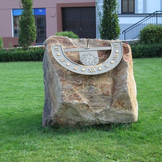 Sluneční hodiny na Náměstí míru ve Štítech