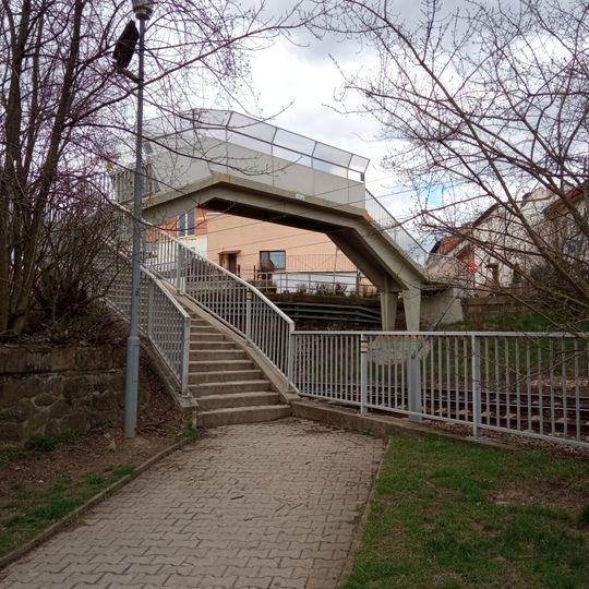 Lávka přes železniční trať u kostela svatého Václava v Brně