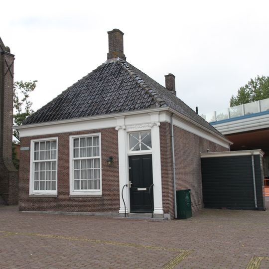Laag bakstenen huis met schilddak