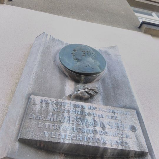 Pamětní deska Maxe Švabinského na domě 4 na náměstí Interbrigády