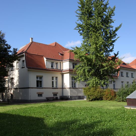 Building B2: Clinic building in the style of reform architecture Hufelandstraße 15