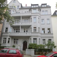 Mietshaus in geschlossener Bebauung mit Vorgarten und Einfriedung Hübschmannstraße 25