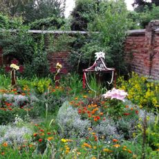 Dawny cmentarz przy kościele w Dołgiu