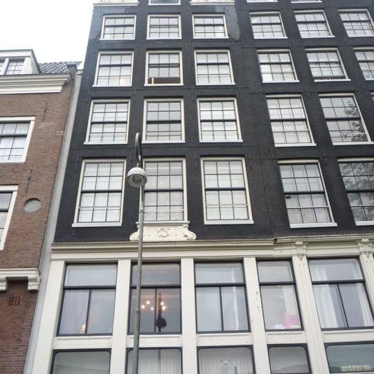 Pand met halsgevel met s-vormige vleugelstukken