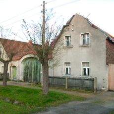Bauernhof mit Wohnhaus, Ausgedingehaus, Seitengebäude, Hofmauer mit kleiner Pforte und großem Torbogen Dorfstraße 52