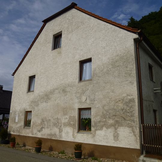 Wohnhaus mit Halbwalmdach