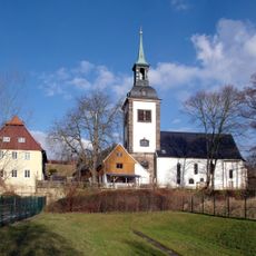 Pfarrhof mit Pfarrhaus, Seitengebäude, zwei Pfeilern der Hofeinfahrt und Hofmauer Hauptstraße 111