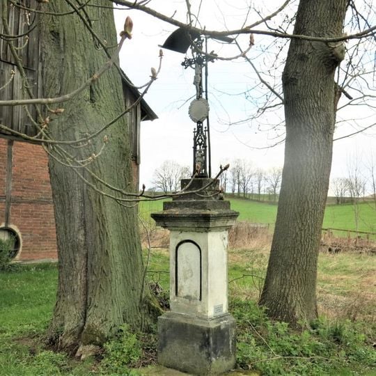 Kříž naproti domu 323 v Kunraticích u Cvikova