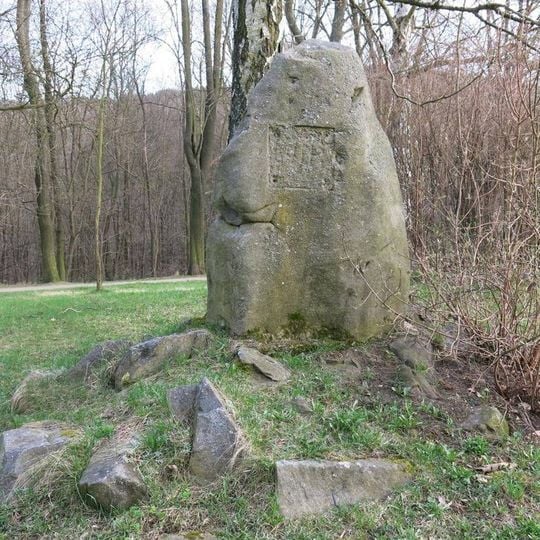 Pomník nejasného účelu v parku u hřbitova v Českém Krumlově