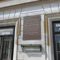 Pamětní deska Václava Vaňka na domě Mírové náměstí 63 v Bezně