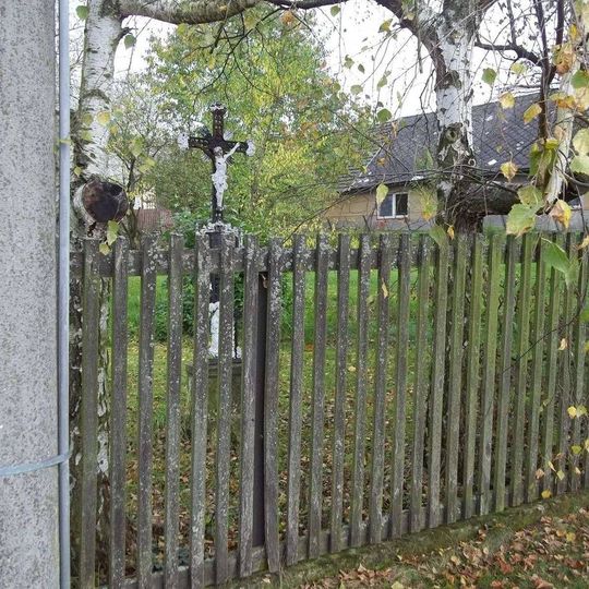 Kříž v Psárově v zahradě u kape