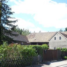 Wohnhaus, Seitengebäude und Scheune eines Dreiseithofes Am Eichberg 37