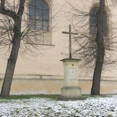 Kříž u kostela v Českých Zlatníkách