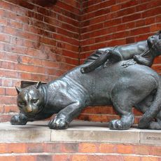 Silberlöwe, den Tag tragend