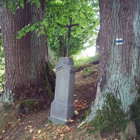 Kříž západně od Sedlce u rozcestí