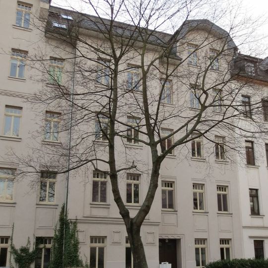Mietshaus in geschlossener Bebauung mit Vorgarten Lohrstraße 35