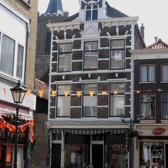 Winkel annex woonhuis in Neo-Renaissance trant