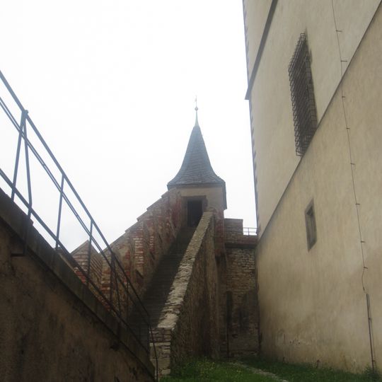 Opevnění velké věže s hláskami na Karlštejně