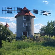 Větrný mlýn v Krchlebech u Nymburka