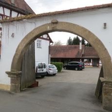 Egloffsteiner Ring 2, Umfassungsmauer