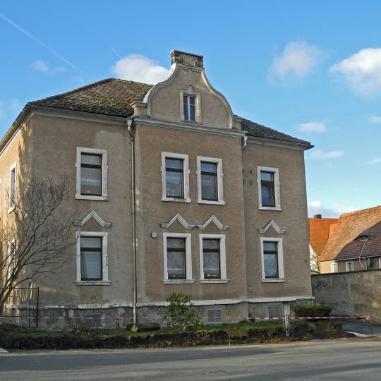 Wohnhaus mit Einfriedung Dorfplatz 7