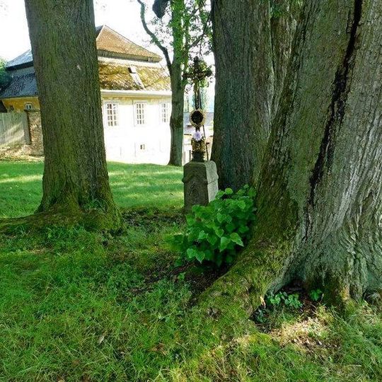 Kříž před kostelem v Branišově