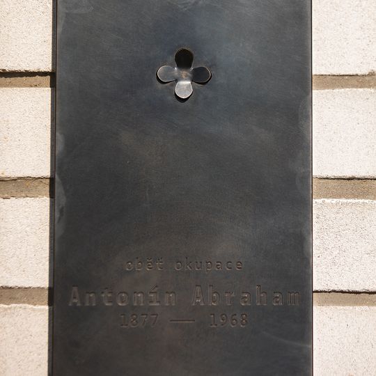 Pamětní deska Antonína Abrahama ve Strašnicích