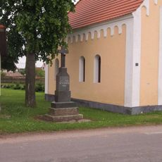 Kříž u kaple ve Vlastiboři