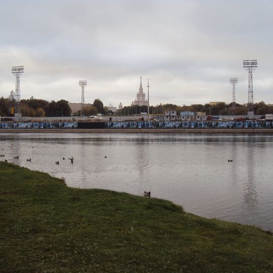 Футбольное поле с трибунами