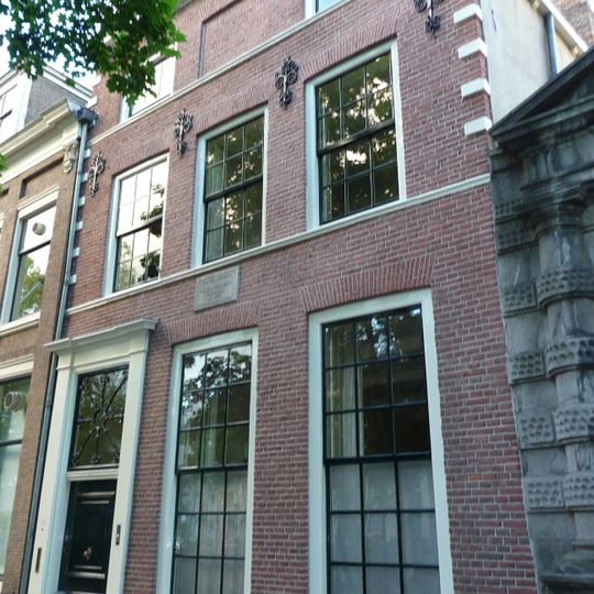 Pand met lijstgevel met natuurstenen blokken op de hoeken