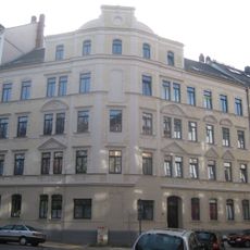 Mietshaus in geschlossener Bebauung in Ecklage Uhlandstraße 38