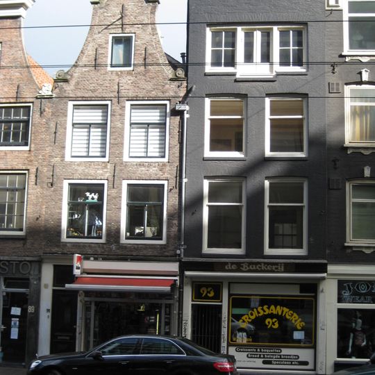 Huis met gevel onder rechte lijst