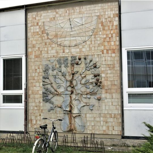 Sluneční hodiny na škole v Kostomlatech nad Labem