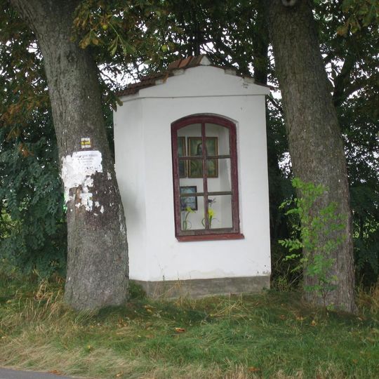 Kaplička u křižovatky silnic v Bukové