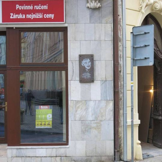 Pamětní deska Karla Kryla na domě Benešovo náměstí 2 v Teplicích