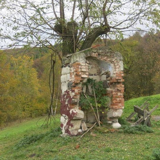 Ruina kapličky na pastvině u osady Újezd v Trmicích