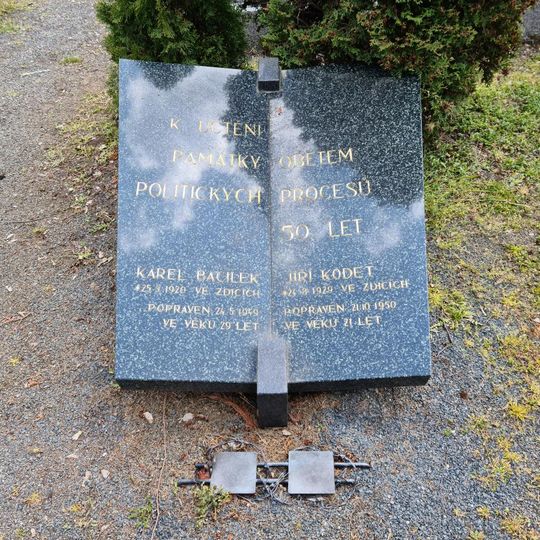 Památník obětí politických procesů na hřbitově ve Zdicích