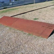 Plancha de acero corten indicando el lugar donde se ubicaban las fosas comunes en las que fueron inhumados los cadáveres de los represaliados durante la guerra civil española.