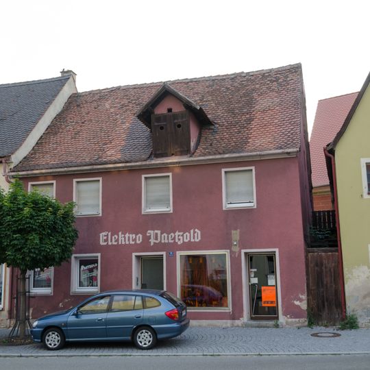 Giebelhaus mit Volutengiebel