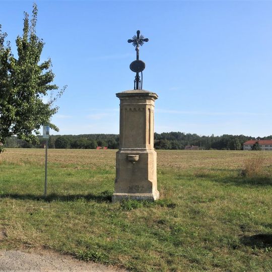 Kříž na rozcestí alejí jižně od Zahrádek