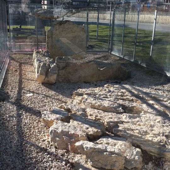 Neolithisches Steinkistengrab