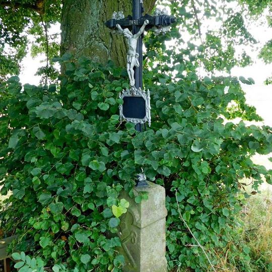 Kříž u silnice před Ježovem