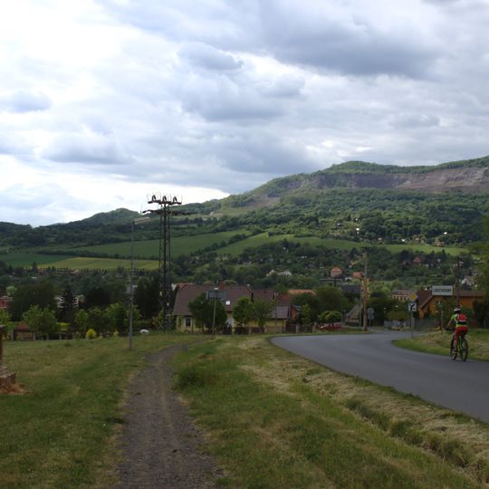 Kříž u silnice z Libochovan do Řepnic