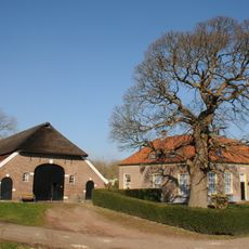 Bingerden: stalgebouw links van boerderij kroonestein gelegen