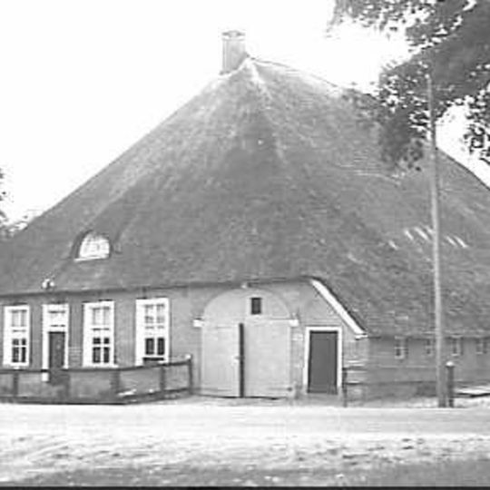 Hallenhuisboerderij met inrit in de voorgevel naast het woongedeelte