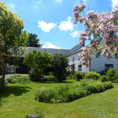 Geohrte Granit-Türrahmung