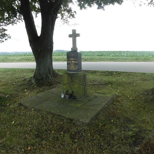 Kříž Františka Maška u silnice u Tichonic