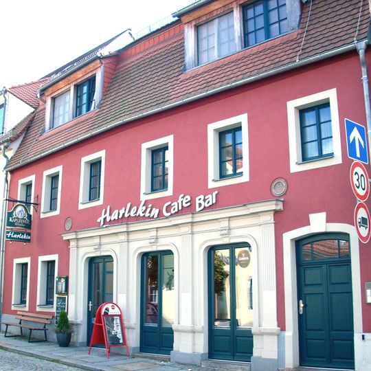 Pfefferküchlerei Thomas; Wohnhaus in geschlossener Bebauung, mit Ladeneinbau Julius-Kühn-Platz 2