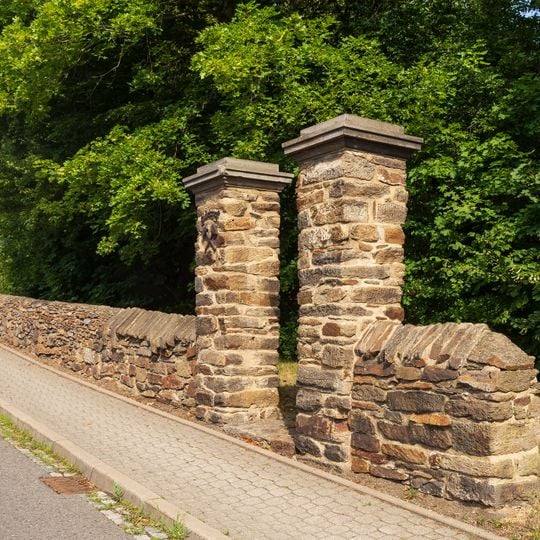 Zwei Torpfeiler der historischen Grubenanlage Churprinz Hauptstraße 7