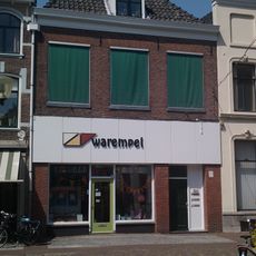 Pand onder hoog schilddak en met gevel onder rechte kroonlijst